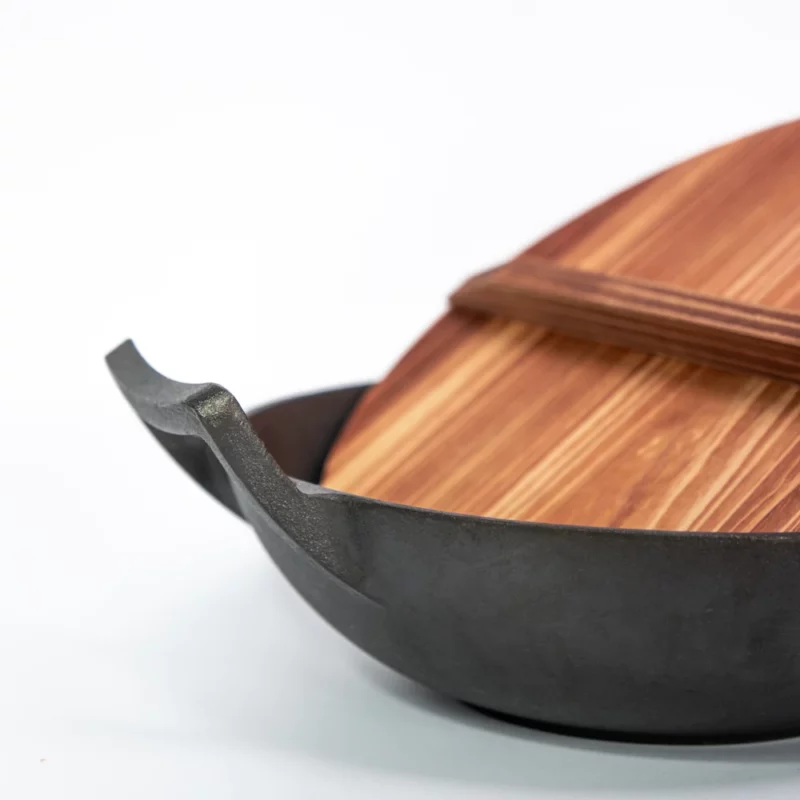cast-iron-wok-with-lid